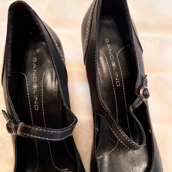 🖤🖤PRICE DROP 🖤🖤 Black Bandolino pumps with feminine buckle - Picture 2 of 6